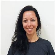 Profesora Nacional de Educación Física, Instructora certificada por Polestar en Pilates Integral, ex gimnasta y bailarina